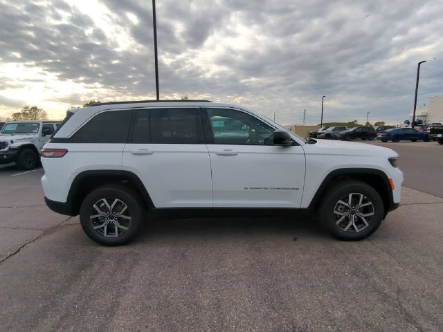 2027 Jeep Grand Cherokee GRAND CHEROKEE LAREDO X 4X4