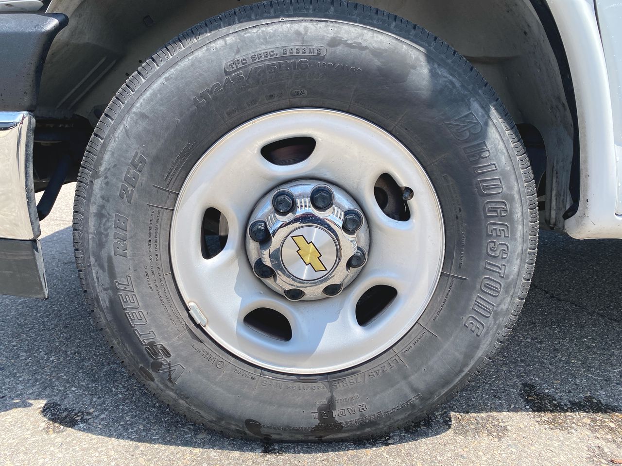 2025 Chevrolet Express Passenger 1LT