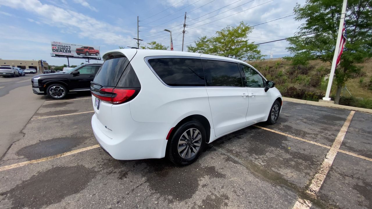 2024 Chrysler Pacifica Hybrid Select