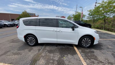 2024 Chrysler Pacifica Hybrid Select