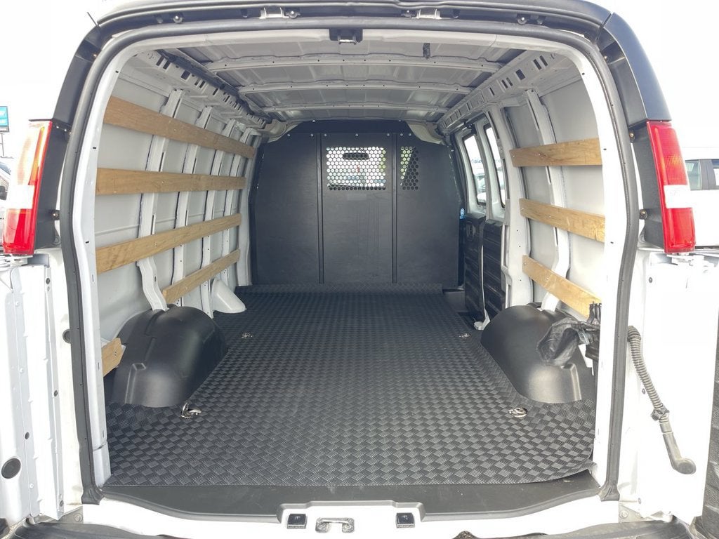 2025 Chevrolet Express Cargo WT