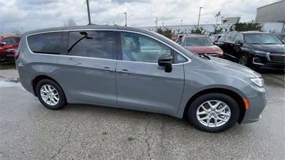 2025 Chrysler Pacifica Select